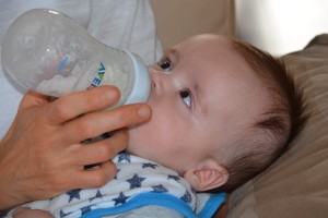 哺乳瓶で母乳を飲む赤ちゃん