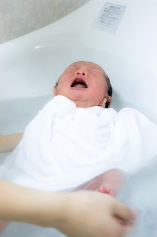 赤ちゃんの入浴と洗髪ー耳に水が入っても大丈夫 赤ちゃんがやってきた 妊娠出産 母乳育児と子育て